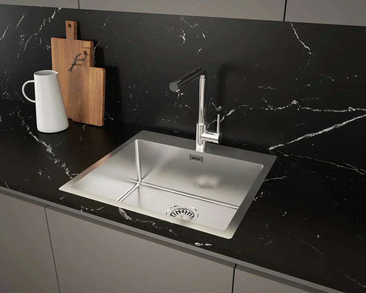 3 rimedi naturali per pulire un lavello in acciaio inox e mantenerlo sempre lucido.