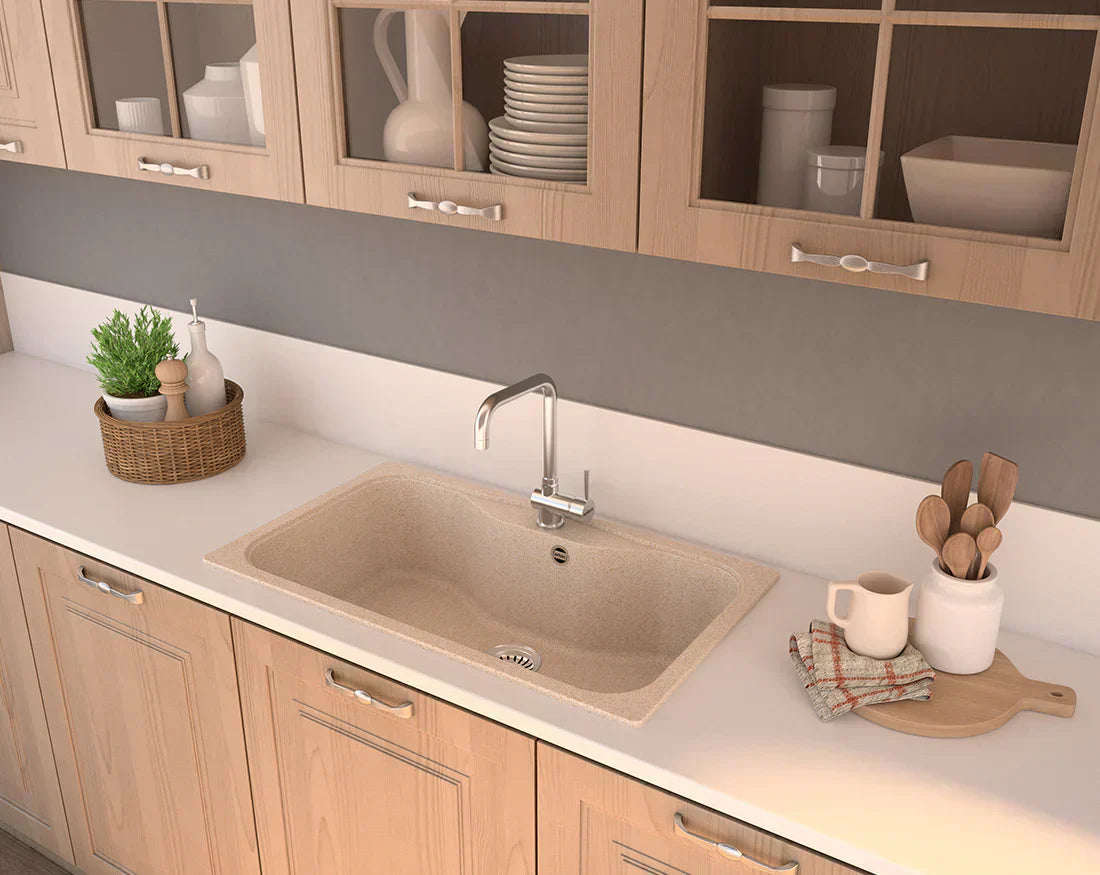 Lavello cucina Evhoc in Kuarzite® con finitura materica sabbia, integrato in un piano lavoro contemporaneo e completato da miscelatore coordinato.